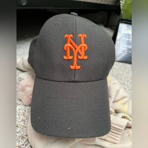 NY Mets hat.